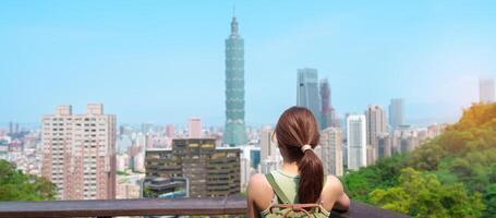 vrouw reiziger bezoekende in Taiwan, toerist op zoek Taipei stad gedurende bezienswaardigheden bekijken en wandelen Bij olifant berg of xiangshan, mijlpaal en populair attracties. Azië reis, vakantie en reis concept foto