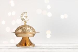 Ramadan wijnoogst metaalachtig kom geïsoleerd Aan wit achtergrond foto