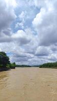 visie van serayu rivier- met groot huidig, rivier- landschap Bij dag foto