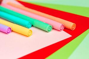 gekleurde viltstift pennen voeringen voor tekening en creativiteit met gekleurde papier. foto