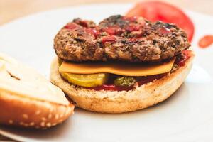 broodjes voor eigengemaakt hamburgers met ketchup en kotelet liggen Aan een bord. foto