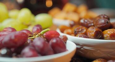 ai gegenereerd foto van druiven en datums met divers voedsel, versierd Ramadan tafels beeld