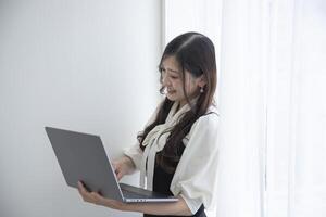 een werken Japans vrouw door afgelegen werk in de huis kantoor detailopname foto