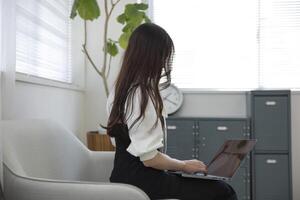 een werken Japans vrouw door afgelegen werk in de huis kantoor detailopname foto