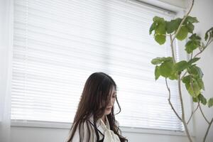 een werken Japans vrouw door afgelegen werk in de huis kantoor detailopname foto