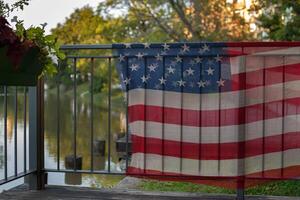 Amerikaans vlag kleding stof hangende Aan de terras traliewerk. selectief focus foto