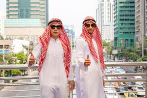 jong Arabisch midden- oostelijk zakenman team tonen duimen omhoog net zo een teken van succes bedrijf foto