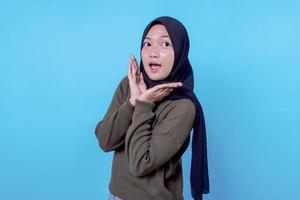 close-up van een gelukkig meisje dat hijab draagt in een casual doek en lacht op een blauwe muur foto