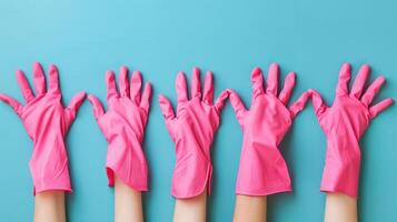 ai gegenereerd handen vormig Leuk vinden harten in roze rubber handschoenen tegen een blauw achtergrond foto