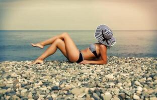 mooi vrouw Aan de strand foto