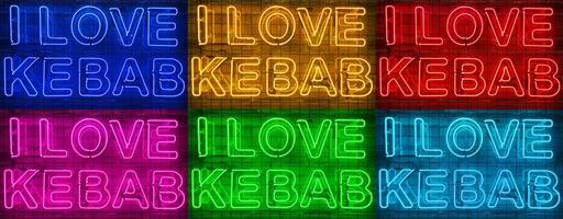 banier van zes neon schijnend tekens van verschillend kleuren Aan een steen muur met de opschrift of leuze ik liefde kebab. steen muur, achtergrond. helder elektrisch neon licht. café-restaurant doner kebab. foto