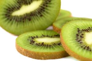 kiwi fruit Aan wit foto