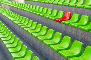 rijen van plastic stoelen foto