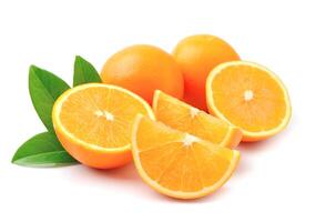 zoet oranje fruit Aan wit achtergronden foto