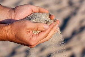 handen met zand foto