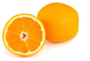 oranje fruit op wit foto