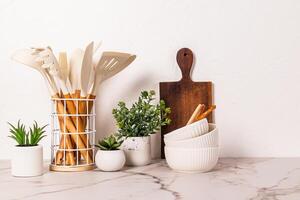 elegant keuken achtergrond met keuken gereedschap Aan marmeren wit aanrecht. voorkant visie. minimalisme. foto