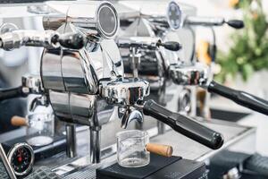 espresso machine maken heet koffie in dosering kop in koffie winkel foto