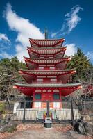 voorkant van rood chureito pagode met blauw lucht in fujiyoshida foto