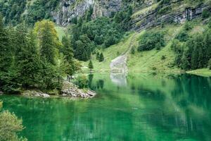seealpsee berg meer reflectie in alpstein berg reeks gedurende zomer Bij appenzell, Zwitserland foto
