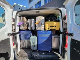 groot busje vol van bagage en rugzak voorbereidingen treffen voor familie vakantie foto