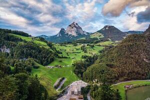 Zwitsers Alpen grover mythisch berg gedurende Aan de manier omhoog naar frontalpstok door stoos nok spoorweg in Zwitserland foto