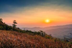zonsopkomst over- berg in tropisch regenwoud Bij phu lom kijk, phu hin rong kla nationaal park foto