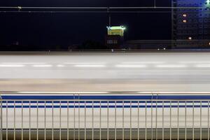 wazig kant van trein beweging beweging rennen in station foto