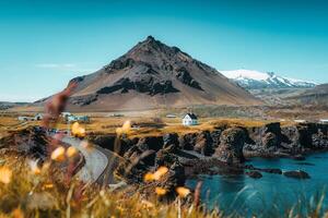arnarstapi visvangst dorp met nordic huis en stapafell vulkaan berg door basalt rotsen vorming in snaefellsnes schiereiland Bij IJsland foto