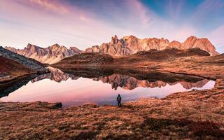 zonsopkomst over- lak lang met massief des Cerces reflectie Aan de meer in Clare vallei Bij Frans Alpen, Frankrijk foto