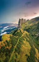majestueus landschap van rotsachtig berg nok van saxofonist geluk in herfst Bij Zwitserland foto