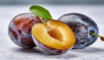 ai gegenereerd gegenereerd afbeeldingpruim fruit dichtbij omhoog, hoog resolutie afbeeldingen Aan een wit achtergrond foto