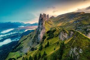 majestueus rotsachtig berg nok van saxofonist geluk in herfst Bij Zwitserland foto
