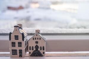 huis keramisch model- Aan venster in winter foto