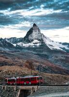 elektrisch trein rennen Aan spoorweg door matterhorn berg in gornergrat station foto