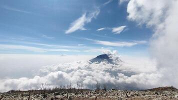 wolken in de lucht gedekt de majestueus bergen foto