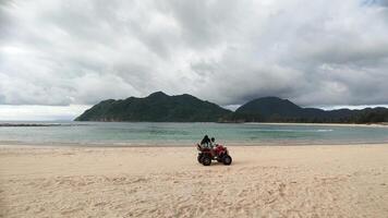 all-terrain voertuig dat is op reis langs de strand foto