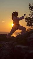 ai gegenereerd silhouet portret van een vrouw beoefenen karate tegen de achtergrond van de zonsondergang Aan de rotsen, generatief ai, achtergrond beeld foto