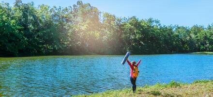 aziatische vrouw reizen natuur. reizen ontspannen yoga oefening. foto