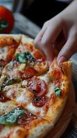 ai gegenereerd detailopname van een vrouw hand- Holding een heerlijk pizza, achtergrond afbeelding, generatief ai foto