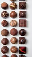 ai gegenereerd chocola truffels, glanzend chocola truffels geregeld netjes Aan een wit oppervlak, achtergrond afbeelding, generatief ai foto