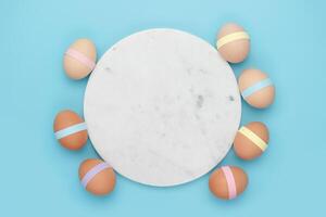 marmeren cirkel met versierd eieren Aan blauw achtergrond foto