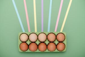 groen karton van eieren met leidend lijnen. meetkundig Pasen achtergrond foto