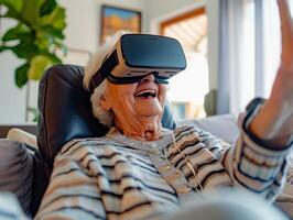 ai gegenereerd online onderwijs senior vrouw vervelend vr koptelefoon met leven kamer achtergrond ai generatief foto