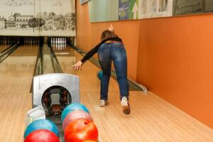 vrouw spelen bowling, achterzijde visie foto