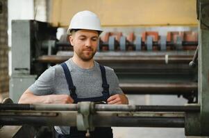 fabriek arbeider. Mens werken Aan de productie lijn. foto