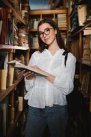 portret van een student meisje studeren aan bibliotheek foto