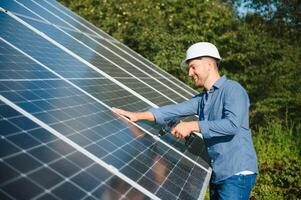 ingenieur werken Aan onderhoud uitrusting Bij groen energie zonne- macht fabriek werken Aan moersleutel aanscherping Bij zonne- montage structuur. foto
