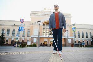 knap Blind Mens wandelingen in de omgeving van de stad. foto