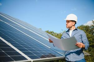 zonne- macht fabriek. ingenieur Aan een achtergrond van fotovoltaïsche panelen. wetenschap zonne- energie. foto